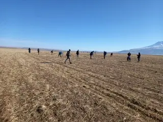 Pilot tarla çalışmasında proje ekibi ve çiftçiler